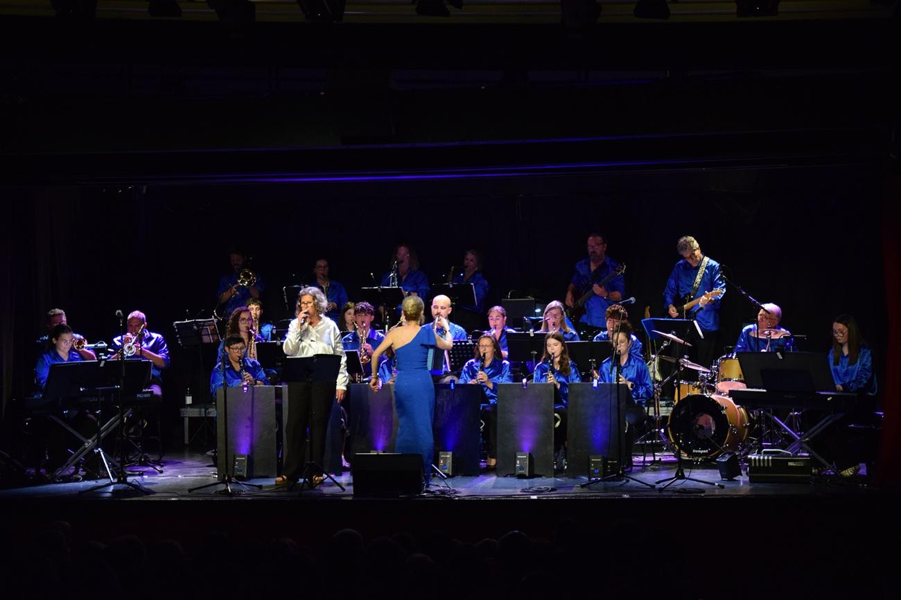 Le Muse's Band 65 sur scène, chanteuses en robe bleue au premier plan