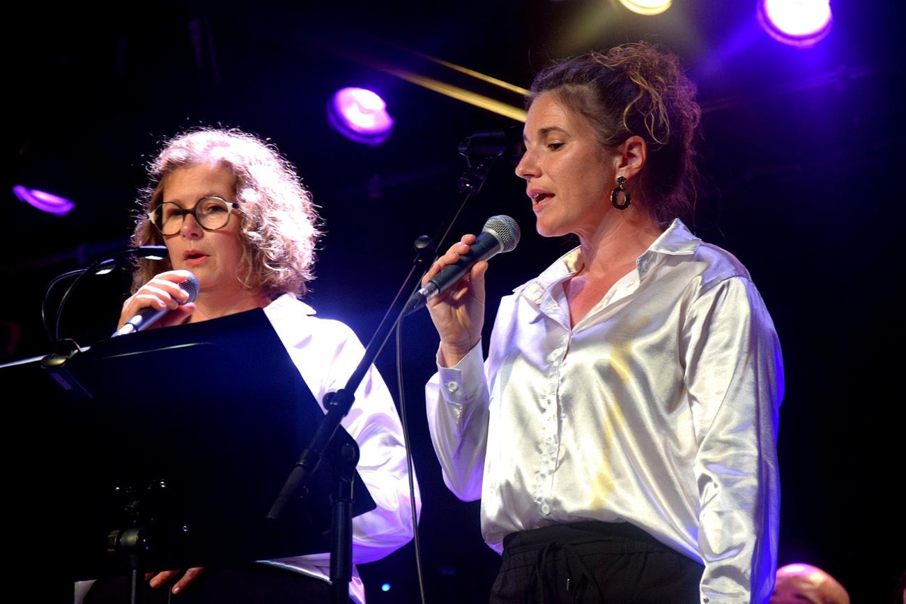 Nathalie et une choriste en duo sur scène, cours de chant