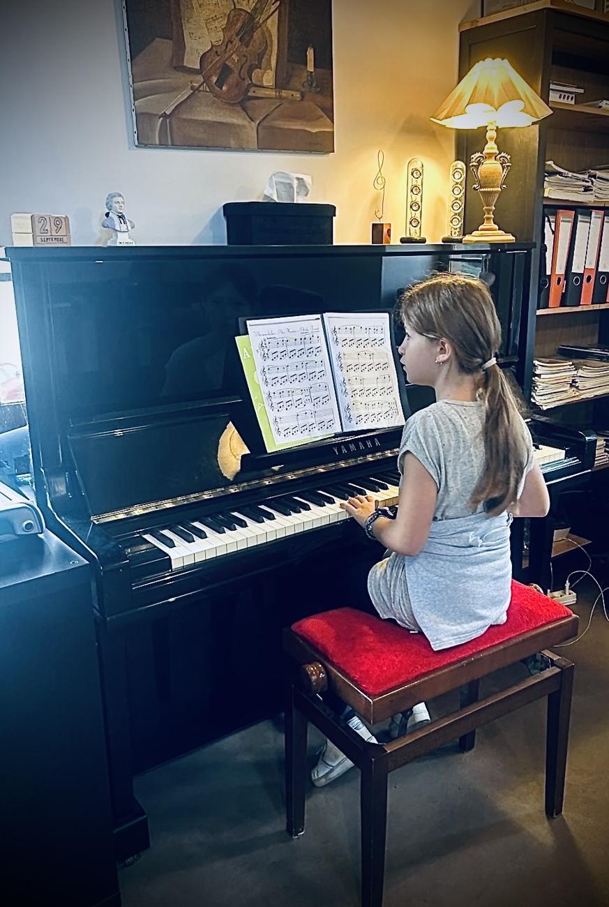 Jeune élève pendant son cours de piano