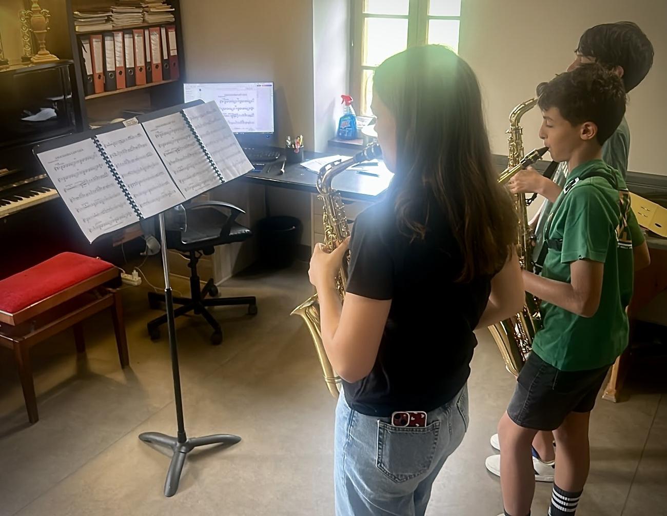 Élèves pendant leur cours de saxophone