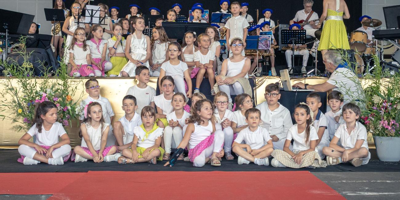 Les élèves de l'école de musique réunis sur scène, orchestre et chœur d'enfants