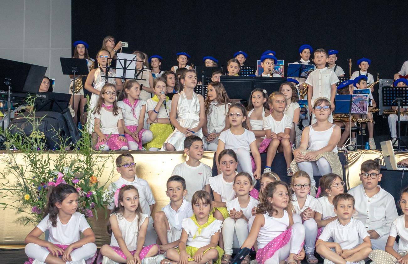 Les élèves de l'école de musique réunis sur scène lors de la fête de fin d'année