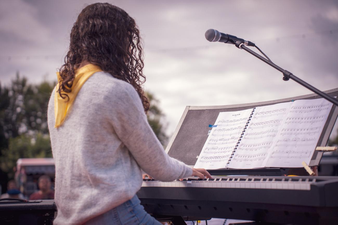Claviériste et chanteuse du Muse's Band, Festival des Enclaves
