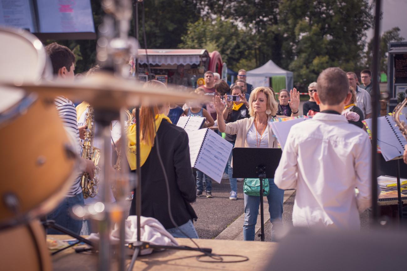 Natacha dirige le Muse's Band devant le public, Festival des Enclaves