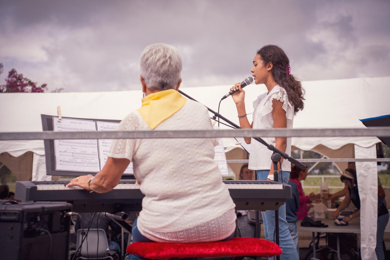 Jeune chanteuse et pianiste, Festival des Enclaves