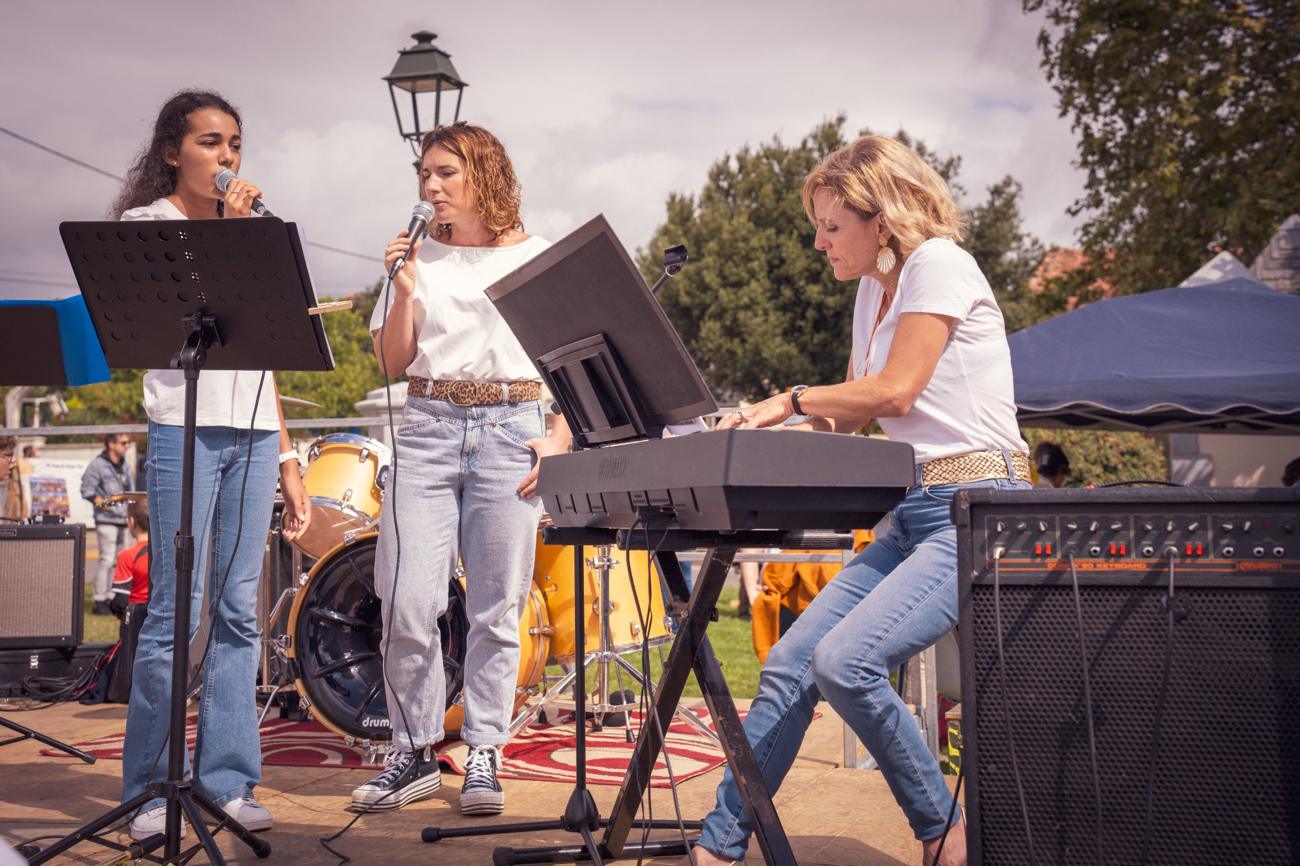 Guitariste du Muse's Band en gros plan, Festival des Enclaves