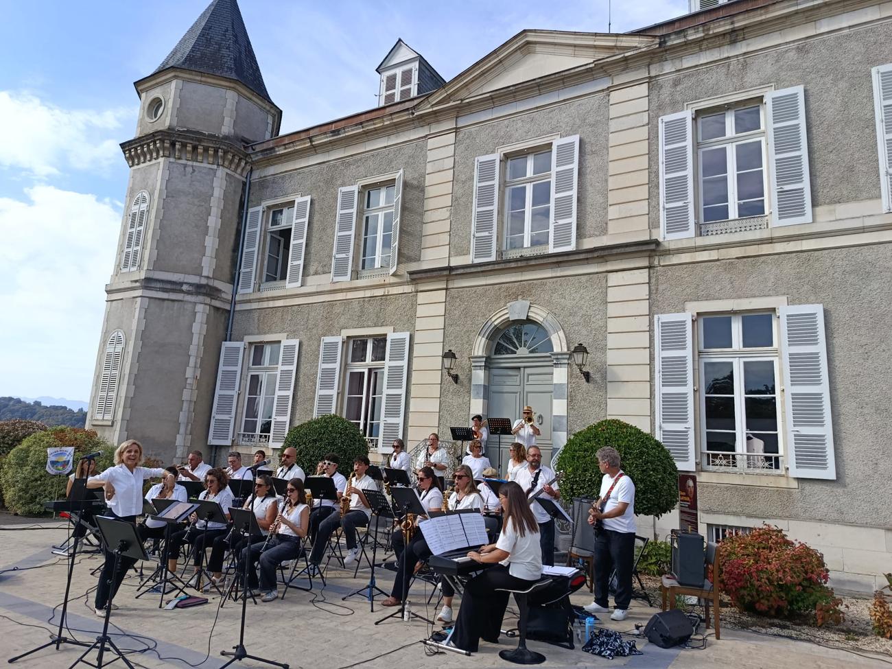 Le Muse's Band 65 en concert devant le Château de Franqueville