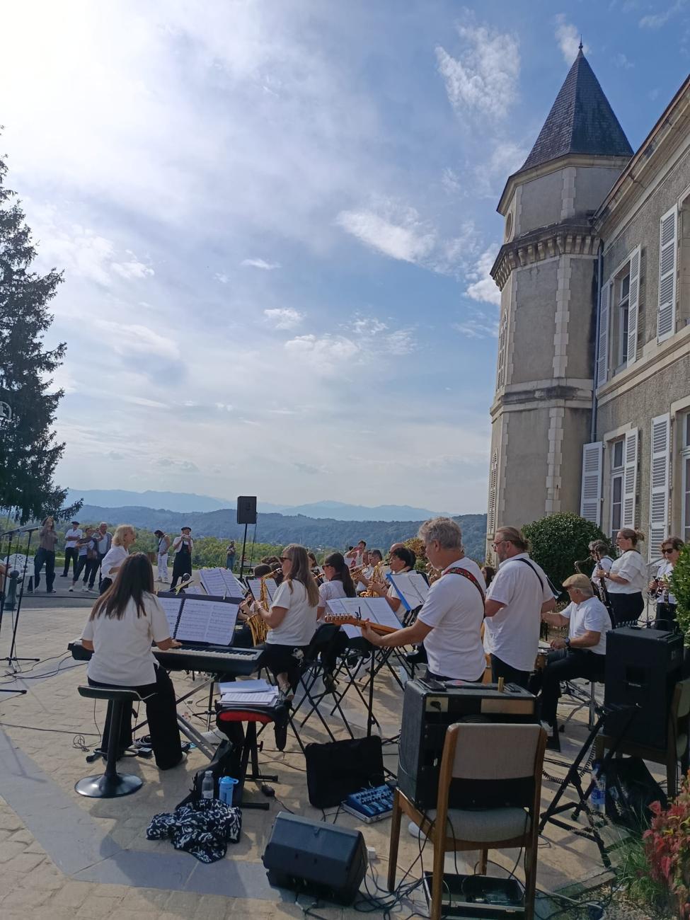 Le Muse's Band 65 en concert, vue sur les Pyrénées, Franqueville