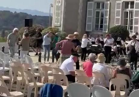 Danse improvisée pendant le concert, Franqueville