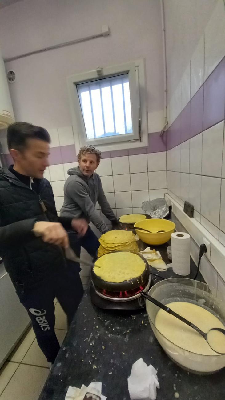 Bénévoles préparant les crêpes, Livron