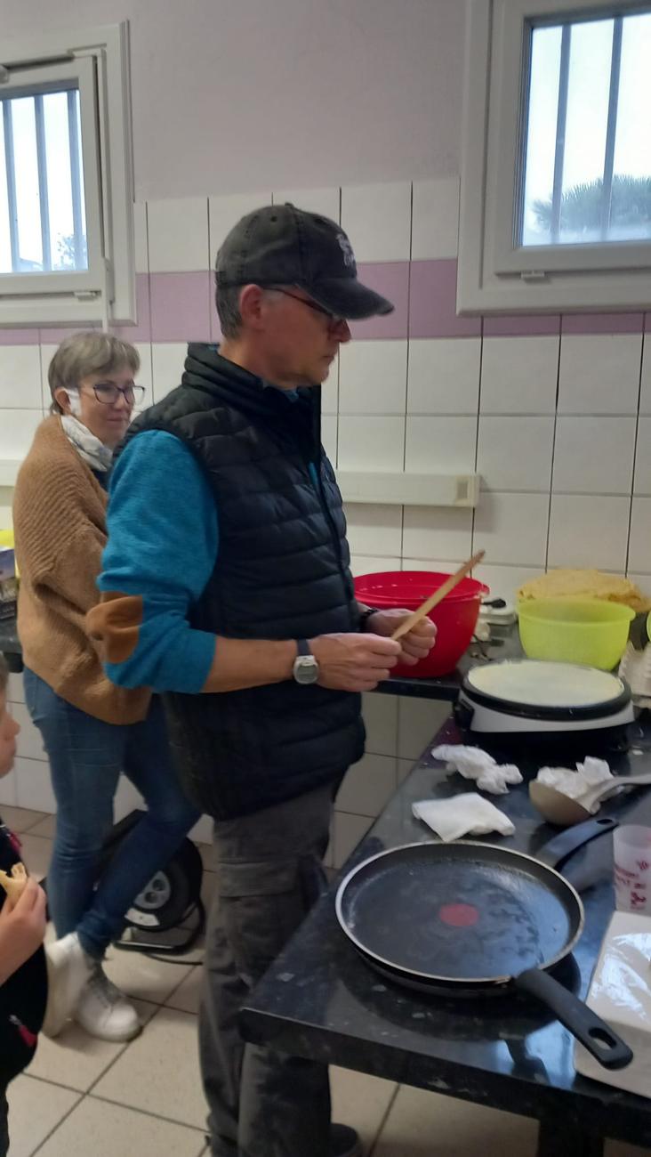 Bénévoles préparant les crêpes, Livron