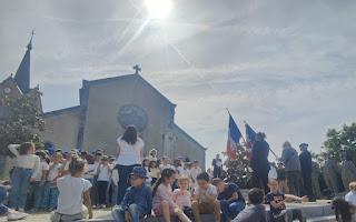 Le public rassemblé devant l'église, cérémonie du 8 mai