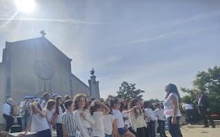 Les enfants et le public pendant la cérémonie du 8 mai