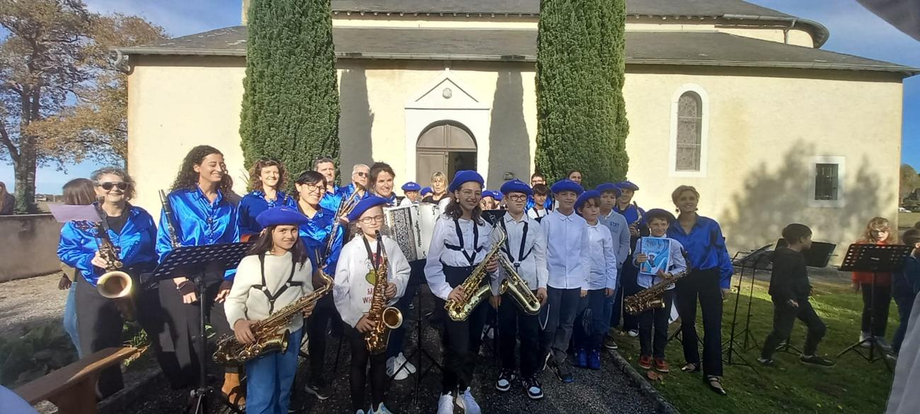 Les Muse's Kids et leurs bérets bleus, cérémonie du 11-Novembre à Arrien
