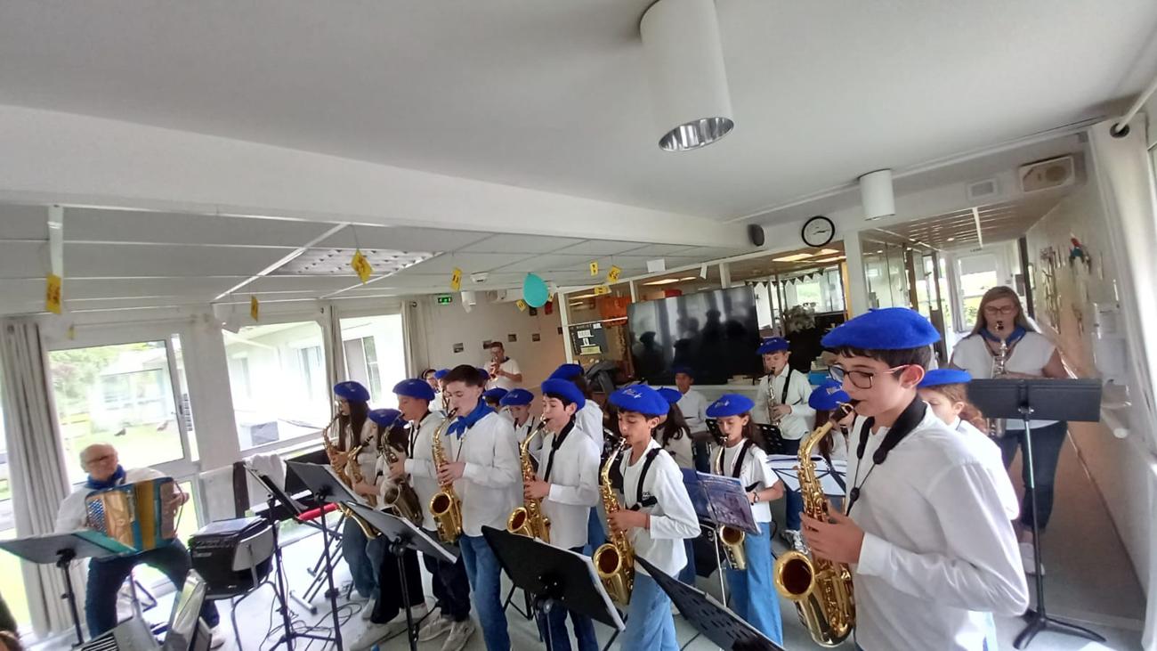 Les Muse's Kids en bérets bleus jouent du saxophone dans une maison de retraite
