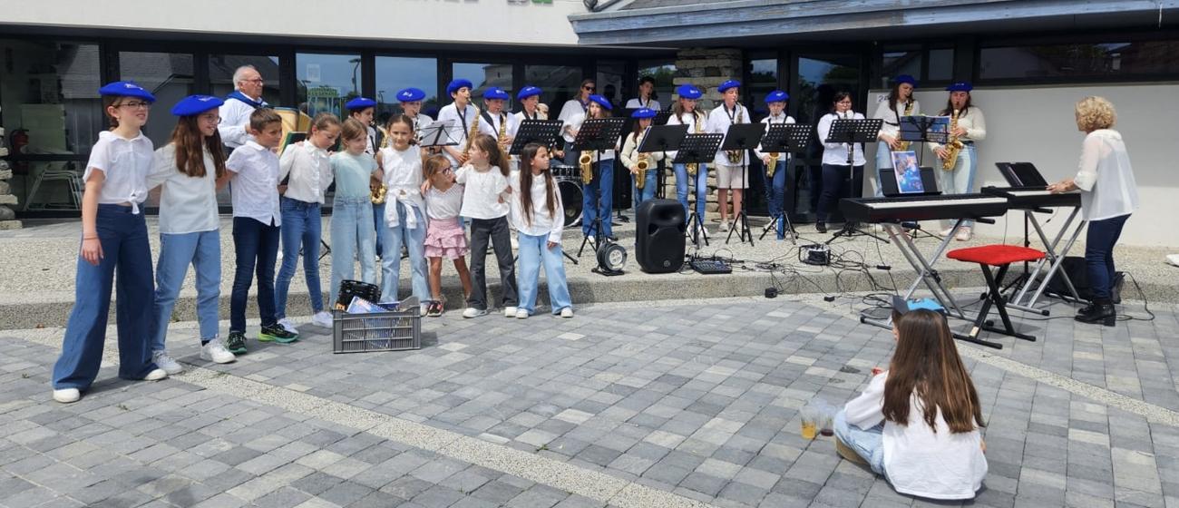 Les Muse's Kids en concert extérieur, chœur de bérets bleus et saxophonistes