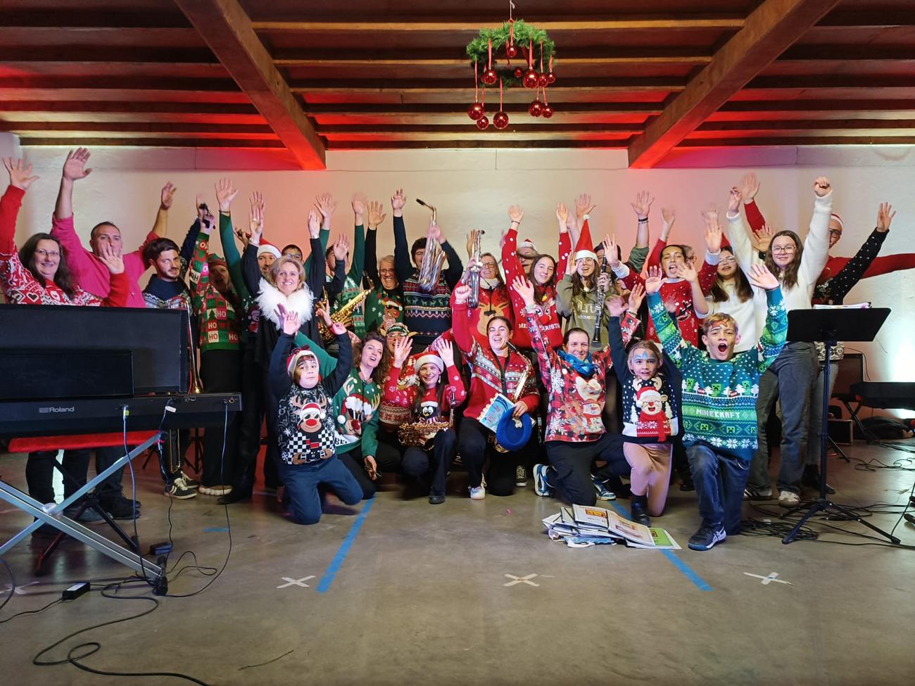Le groupe en pulls de Noël, marché de Gabaston